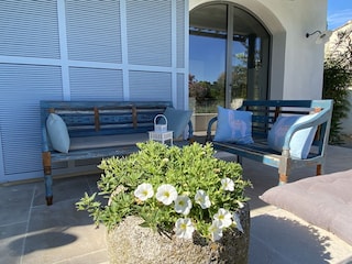 Blaue Stunde auf der Terrasse vor der Küche
