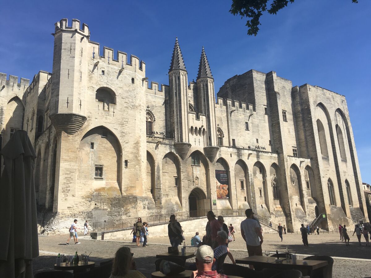 Shopping rund um den Papstpalast in Avignon