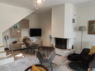 Kamin und Leseecke im Wohnzimmer