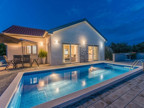 Villa Nicoll con piscina, a 50 m de la playa