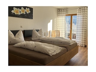 Schlafzimmer mit Doppelbett u. Fehrnsehrer