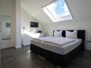 Schlafzimmer mit Boxspringbett