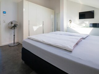 Geräumiger Kleiderschrank