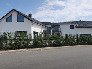 Ansicht des Hauses mit Balkon der Ferienwohnung