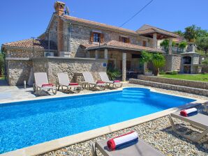 con piscina e vista mare