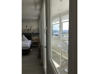 Blick vom Wohnzimmer ins Schlafzimmer und Balkon