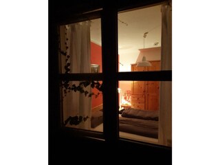 Schlafzimmer Ansicht durch das Fenster zur Terrasse