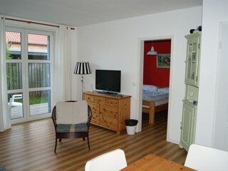 Wohnzimmer mit Blick auf Terrasse und Schlafzimmer
