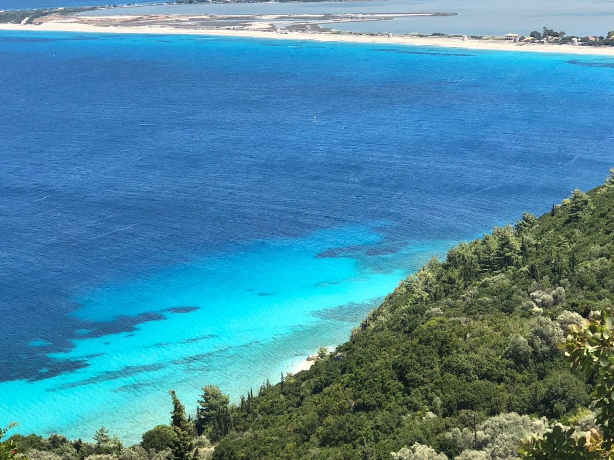 Kaminia Bucht mit Blick auf den Milos Strand