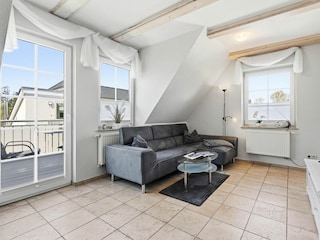 Wohnbereich mit Zugang zum Balkon