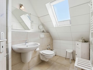 Bad mit Dusche und WC