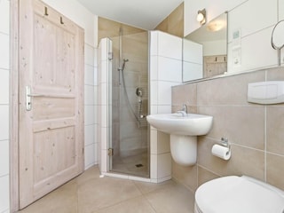 Bad mit Dusche und WC