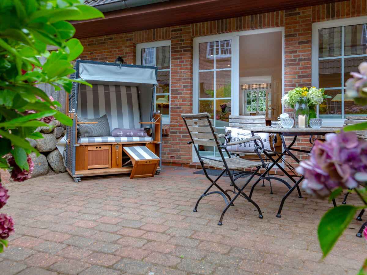 Terrasse mit gemütlichem Strandkorb