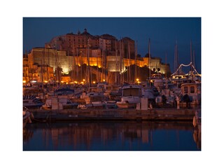 Calvi bei Nacht