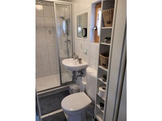 Bad mit Fenster und Schminkspiegel