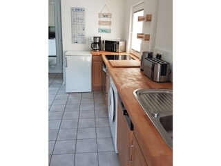 Die Küche ist voll ausgestattet.