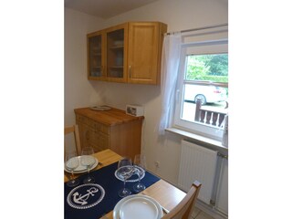 Anrichte mit Geschirr, Gläser und Besteck