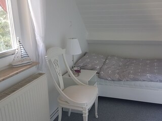 SZ 2 Einzelbetten 1,90m x 0,90m, 1 Kommode, 2 Stühle