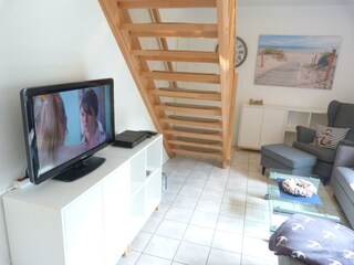 Das Wohnzimmer mit Flachbildfernseher.