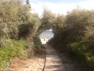 Zugang zum Strand mit weißem Sand
