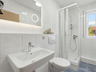 Bad mit Dusche und WC