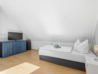 Schlafzimmer mit zwei Einzelbetten im DG