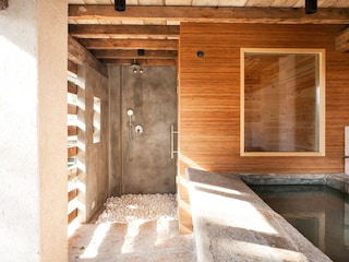 Ca. 20 m² großer überdachter Portico mit Sauna