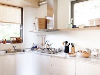 Moderne und gut ausgestattete separate Küche