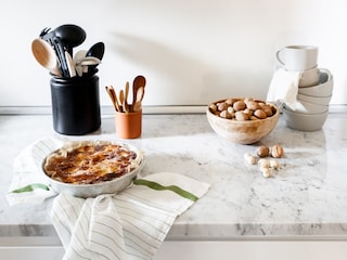 Moderne und gut ausgestattete separate Küche