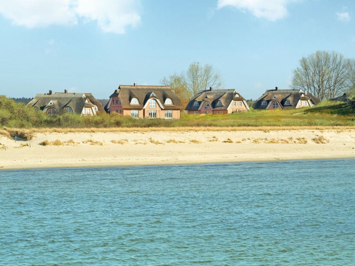 Blick vom Wasser auf das Haus Düne