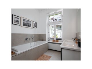 Vollbad mit Wanne und Dusche