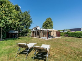 Der sonniger Garten mit Liegen