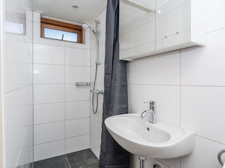 Das neue Badezimmer mit Dusche, Waschbecken, Toilette