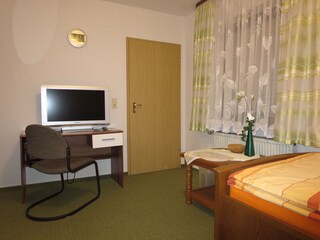 Schreibtisch und TV im 2. Schlafzimmer