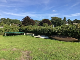 Seegrundstück mit Kanu und Trampolin