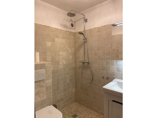 Badezimmer mit barrierefreier Dusche