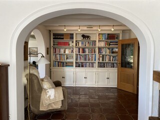 Bücherwand im Wohnbereich