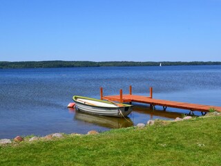 Seegrundstück mit Ruderboot und Steg