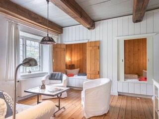 Wohnzimmer mit zwei Alkoven-Einzelbetten