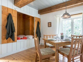 Schlafzimmer mit Alkoven und Essbereich