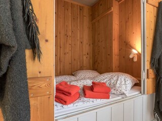 Alkoven-Doppelbett im Schlafzimmer