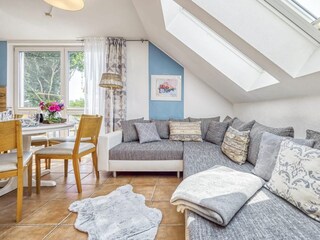 L-Sofa und Essbereich