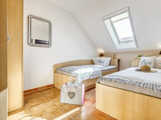 Schlafzimmer mit zwei Einzelbetten