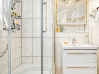 Badezimmer mit Dusche