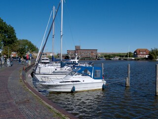Promenade am Yachthafen; Bummeln und Boote