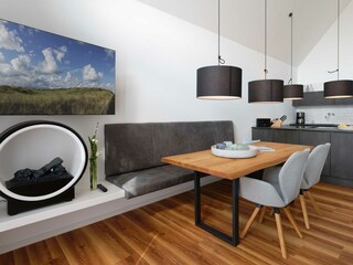 Großer gemütlicher Essbereich mit elektrischen Kamin