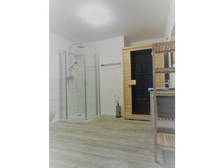 Badezimmer mit Wärmekabine