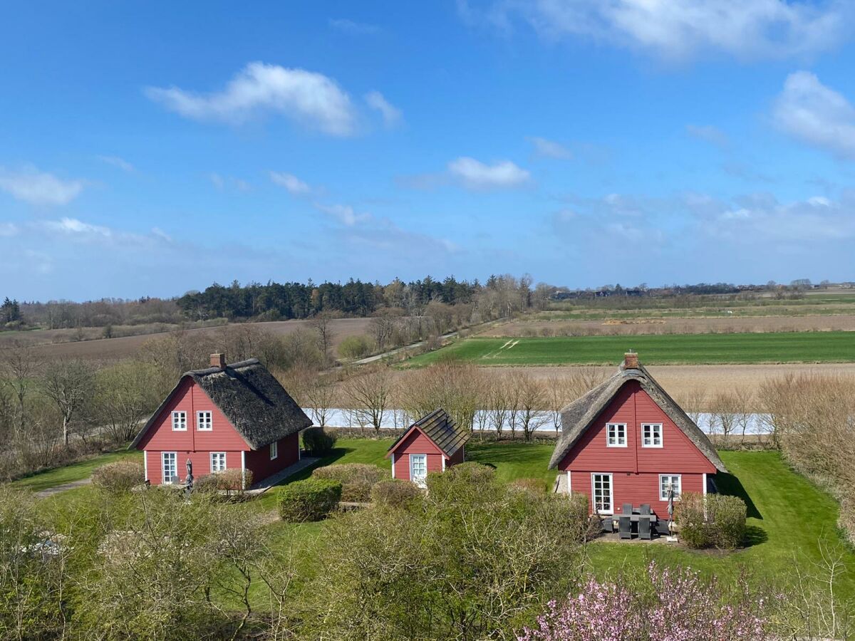 Hüs Eilun und Hüs Feer mit Blick zum Dorf Süderende