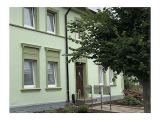 Blick von der Straße zum Haus