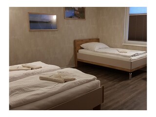 Schlafzimmer mit Doppelbett u. Einzelbett für 3 Pers.